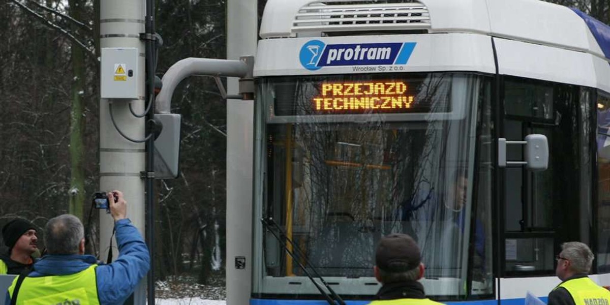 Co za absurd! Słup na drodze... tramwaju! 