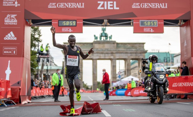 Felix Kipkoech na mecie półmaratonu w Berlinie