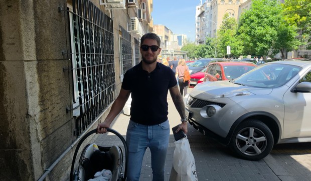 Joca Stefanović stigao po sina i ženu u porodilište