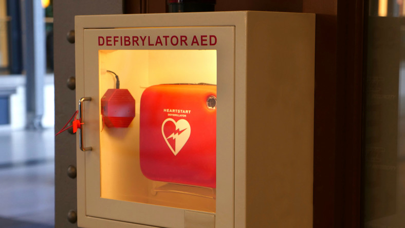 Stworzenie sieci defibrylatorów AED w specjalnych obudowach, po otwarciu których automatycznie zostanie zaalarmowane Centrum Powiadamiania Ratunkowego, przewiduje projekt AED Fast Response. Na razie takie urządzenia znajdują się w trzech poznańskich urzędach.