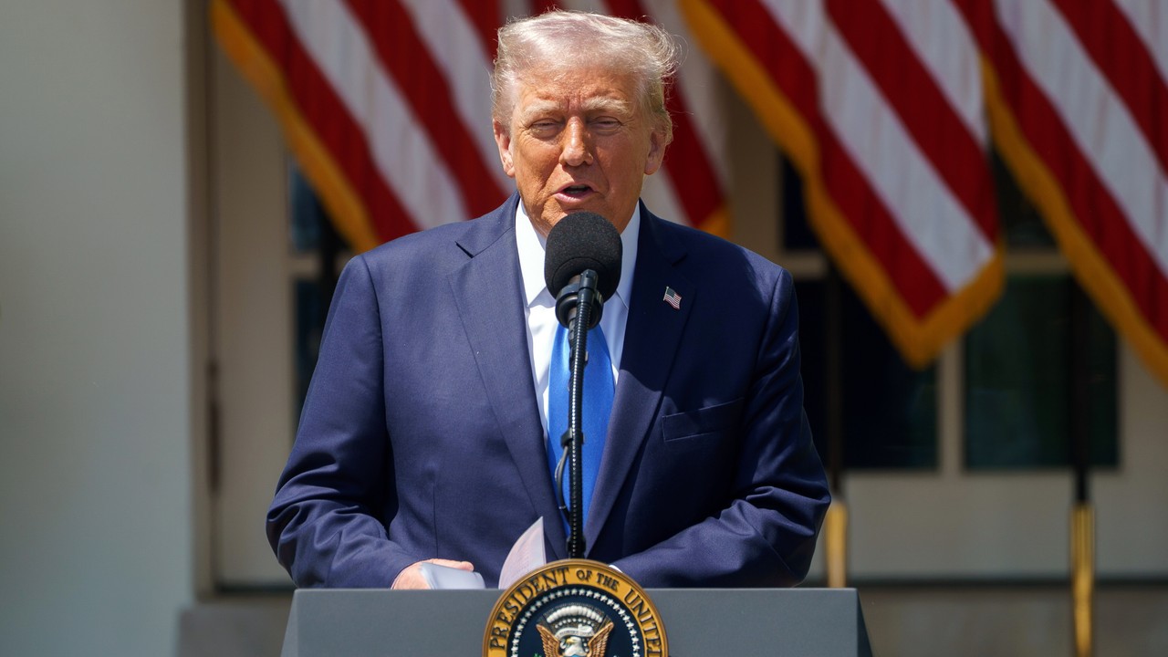 Donald Trump grozi sankcjami wtórnymi nabywcom ropy z Iranu