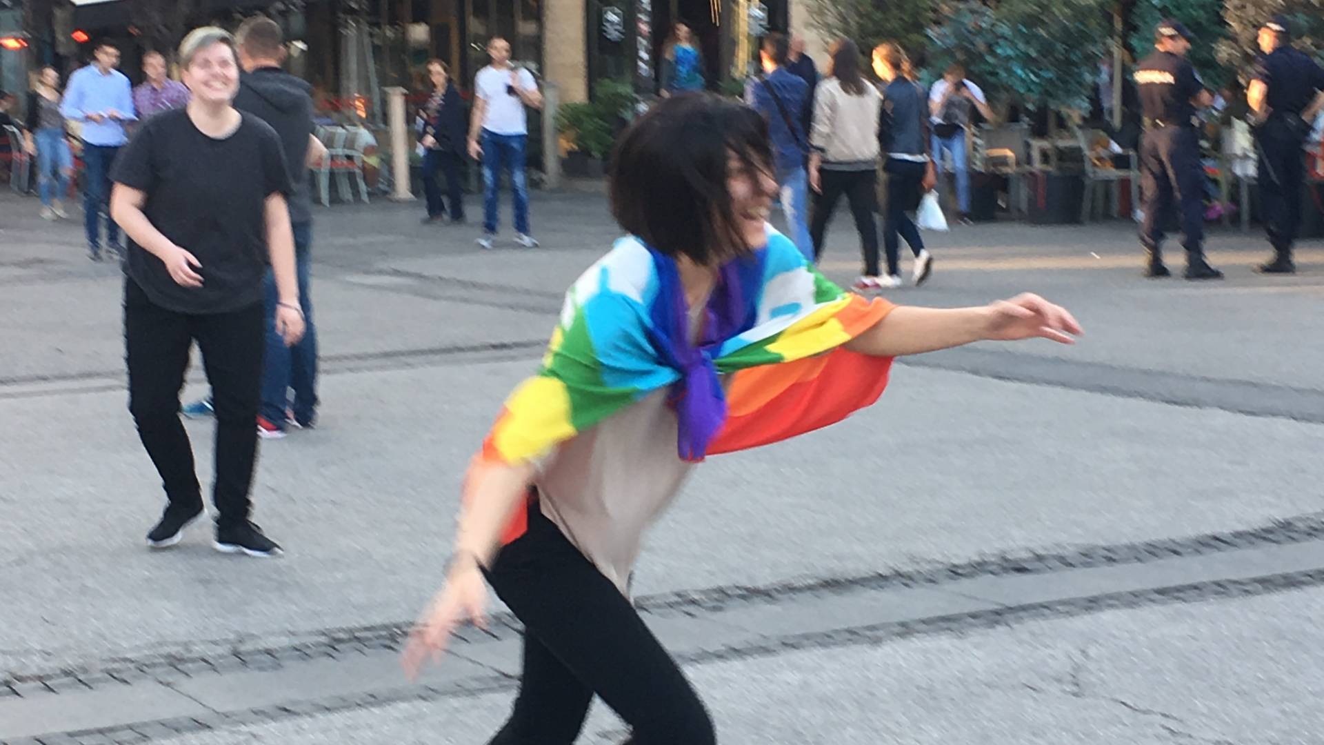 Igrali između dve vatre na Trgu republike za pomoć LGBT osobama