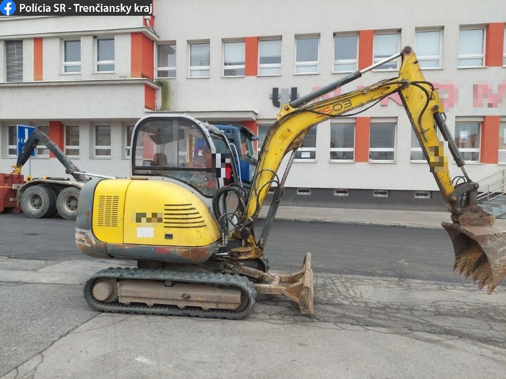 Opitý vodič minibagra kľučkoval po ceste s naloženou oceľovou platňou.