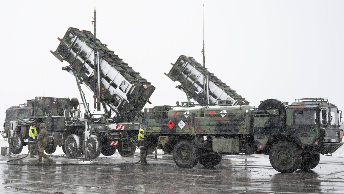 Żołnierze Bundeswehry pracujący przy wyrzutniach pocisków rakietowych systemu obrony powietrznej Patriot w południowo-wschodniej Polsce.