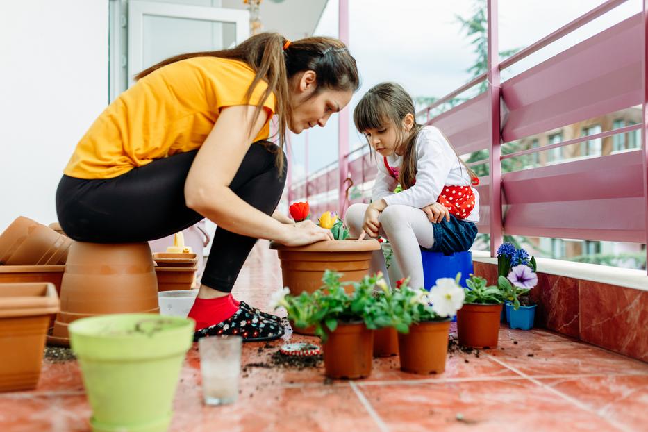 Az otthoni kertészkedés remek közös program is lehet / Fotó: GettyImages.com
