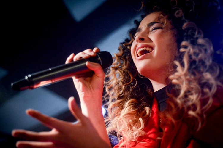 Ella Eyre zaśpiewała w klubie 'Syreni śpiew'