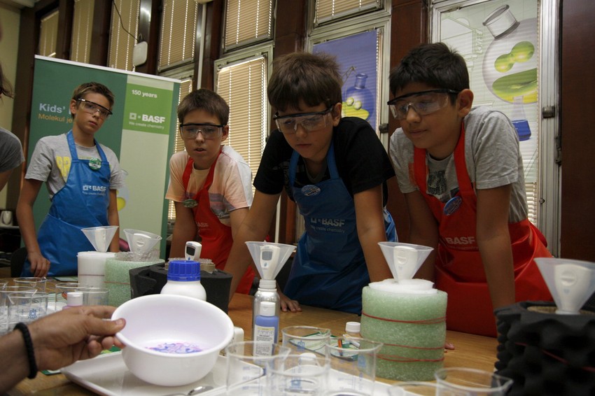 Radoznali mališani uče kako sačuvati toplotu