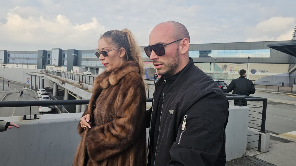 Tea Tairović sa suprugom Ivanom na aerodromu