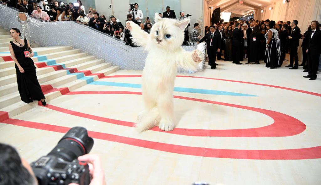 Jared Leto Karl Lagerfeld macskájaként érkezett a Met-gálára