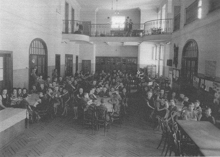 Dom Sierot na Krochmalnej w 1940 roku. Niedługo później Korczak i jego podopieczni trafili do getta