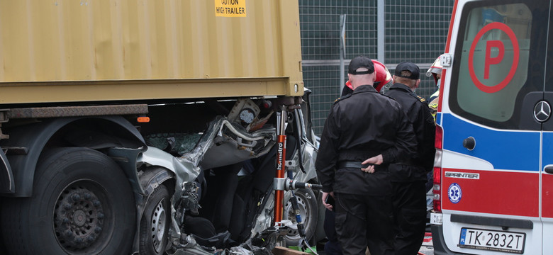 Drastyczny wypadek w Kielcach. Toyota zmiażdżona przez TIR-y, jej kierowca przeżył