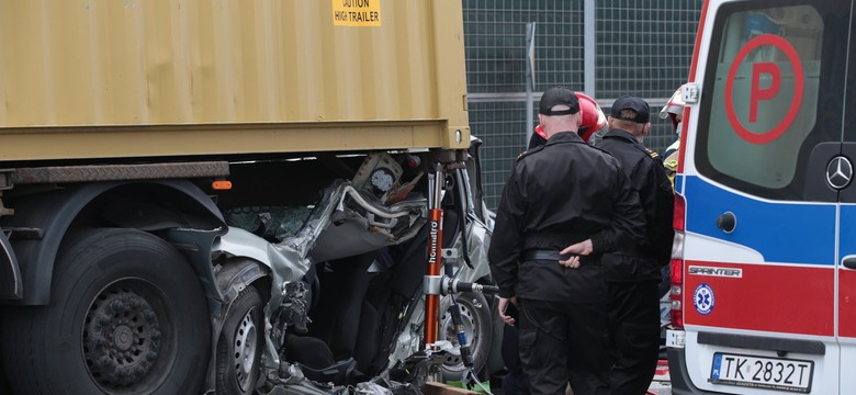 Drastyczny wypadek w Kielcach. Toyota zmiażdżona przez TIR-y, jej kierowca przeżył