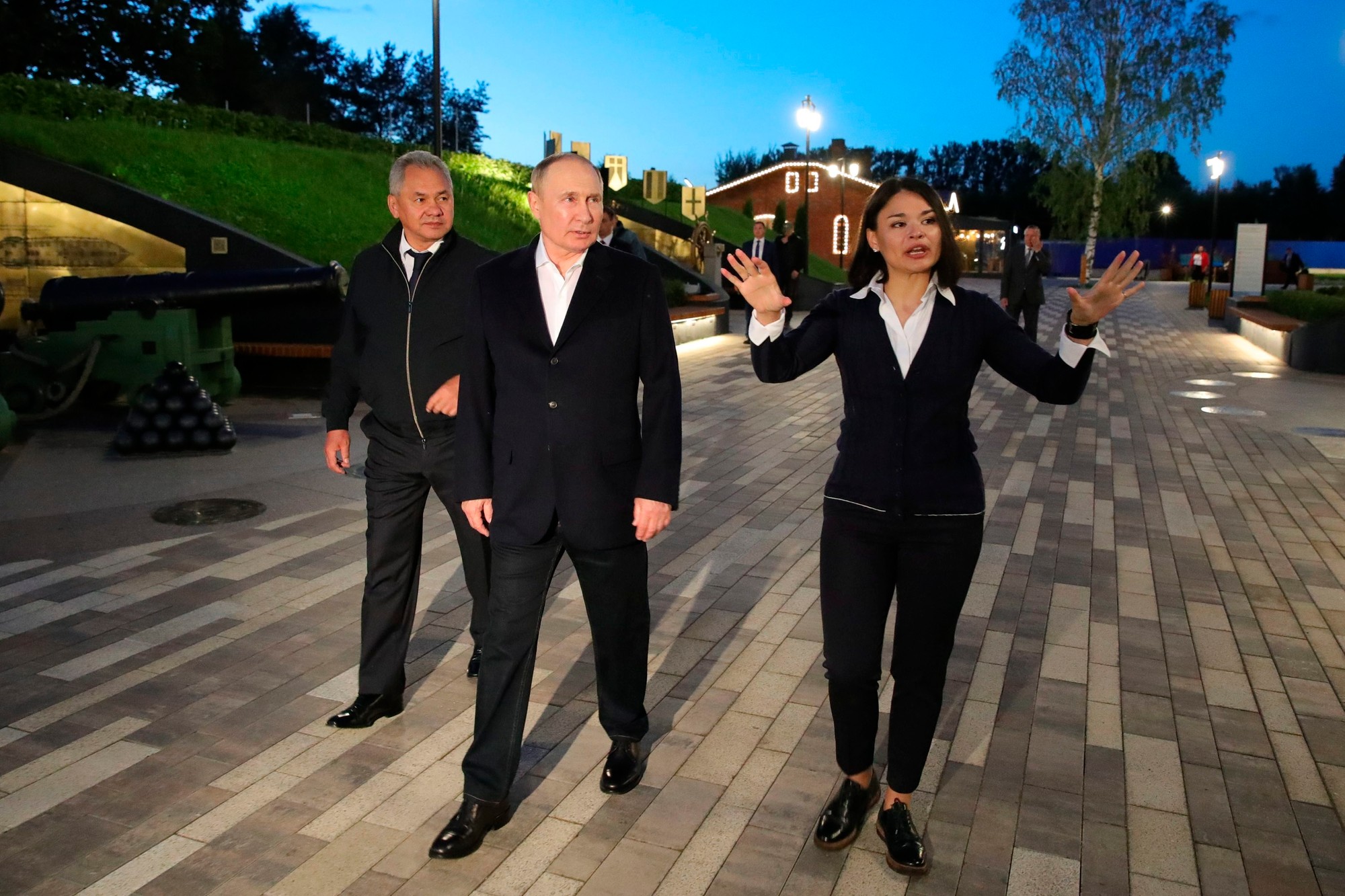 Ruský prezident Vladimir Putin s ministrom obrany Sergejom Šojgu a jeho dcérou Kseniou.