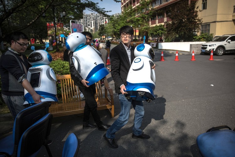 Roboty nazywają się 'A-Tai', co po chińsku oznacza 'żelazko'. Mali metalowi pomocnicy mają owalne korpusy z czymś  w rodzaju głowy na szczycie, z której wyrastają dwie anteny. Roboty mają tylko 0,8 m wysokości i ważą 15 kilogramów.  <br><br><br> Fot. EPAROMAN PILIPEY