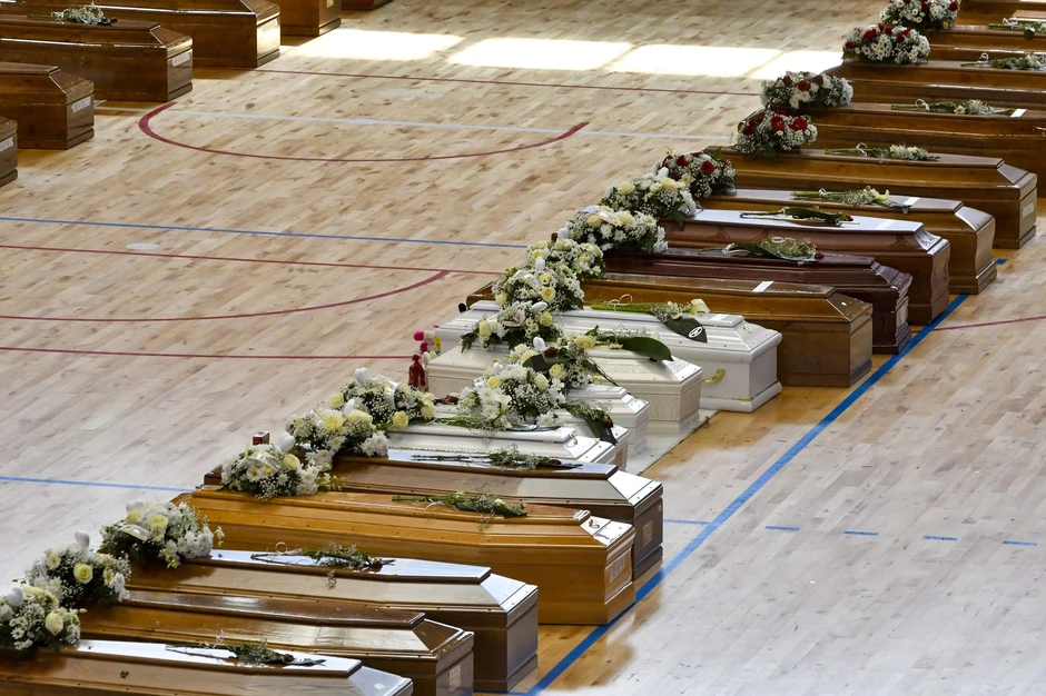 Kovčezi stradalih u februaru u brodolomu kod sela Stekato di Kutro, Italija