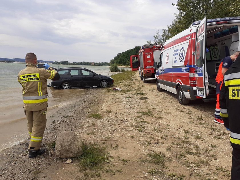 Auto potrąciło opalającą się kobietę. Nie miało kierowcy