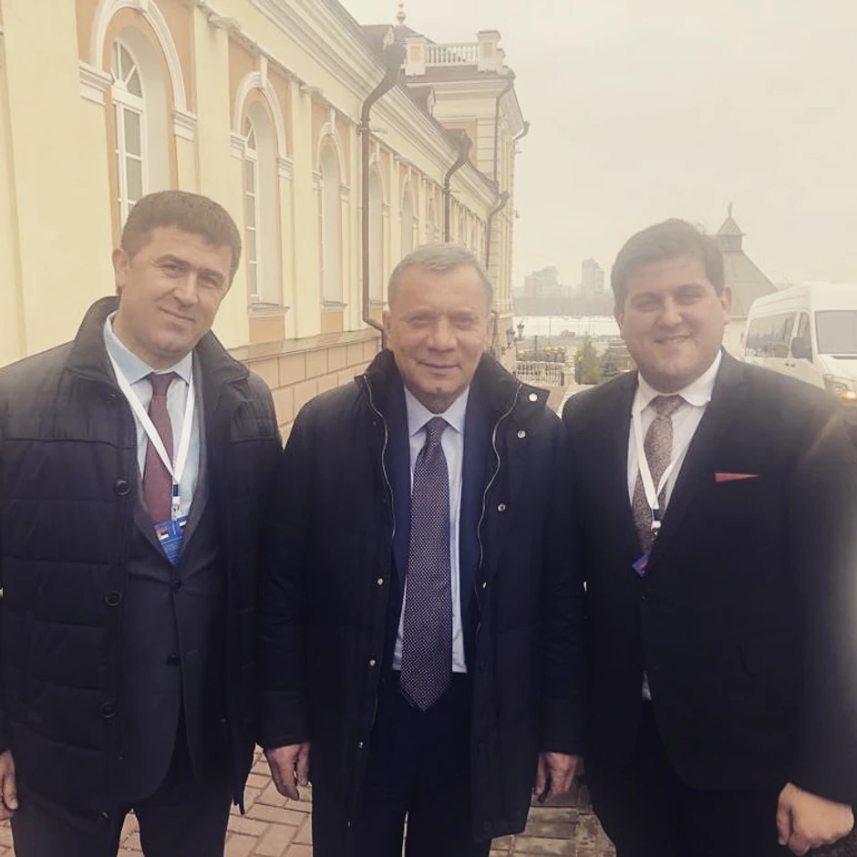 Potpredsednik ruske vlade Jurij Borisov u sredini, predstavnik ALK Nino Bajramović, direktor Centra Miloš Kovačević