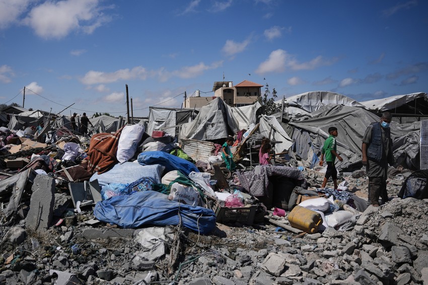 Palestinci pregledaju štetu na svojim šatorima nakon izraelskog vazdušnog napada na obližnju zgradu u Kan Junisu, na jugu Pojasa Gaze, u nedelju, 7. juna 2026. 