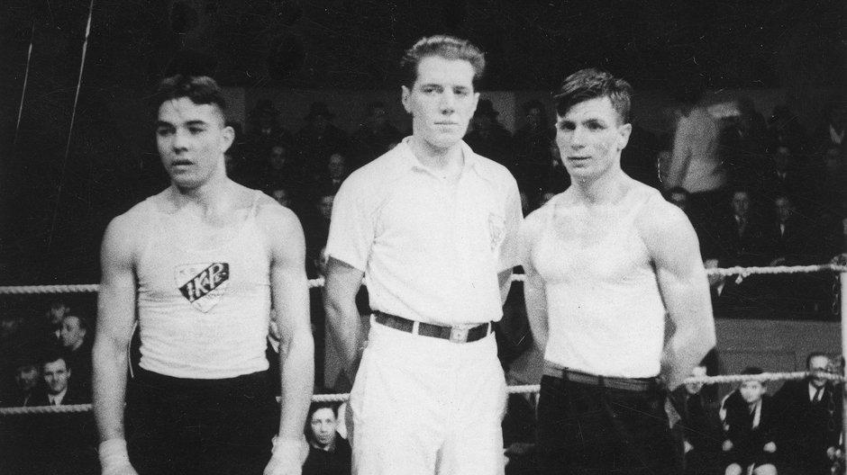 Bokserzy Henryk Chmielewski (z lewej), Adam Seweryniak (z prawej) i sędzia Nałęcz na ringu