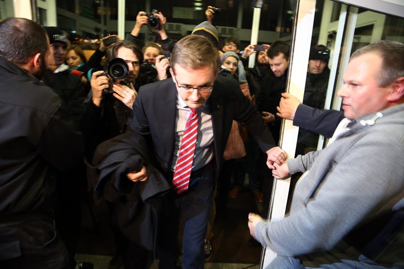 Robert Winnicki dołącza do grupy demonstrantów okupujących PKW