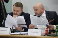 Posłowie Jacek Ozdoba i Mariusz Gosek na posiedzeniu komisji śledczej ds. Pegasusa.