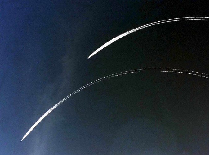 04 listopada 2001, amerykańskie bombowce atakują pozycje Talibów w północnym Afganistanie