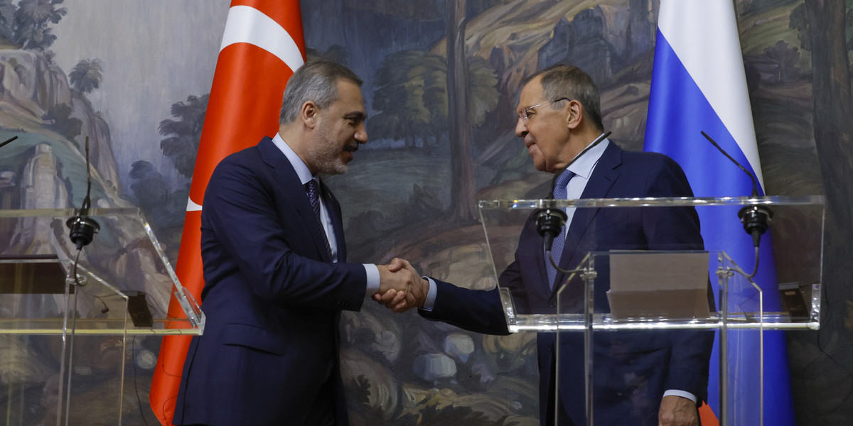 Minister spraw zagranicznych Rosji Siergiej Ławrow (po prawej) i minister spraw zagranicznych Turcji Hakan Fidan (po lewej) podają sobie ręce podczas konferencji prasowej w Moskwie, Rosja, 31 sierpnia 2023 r.