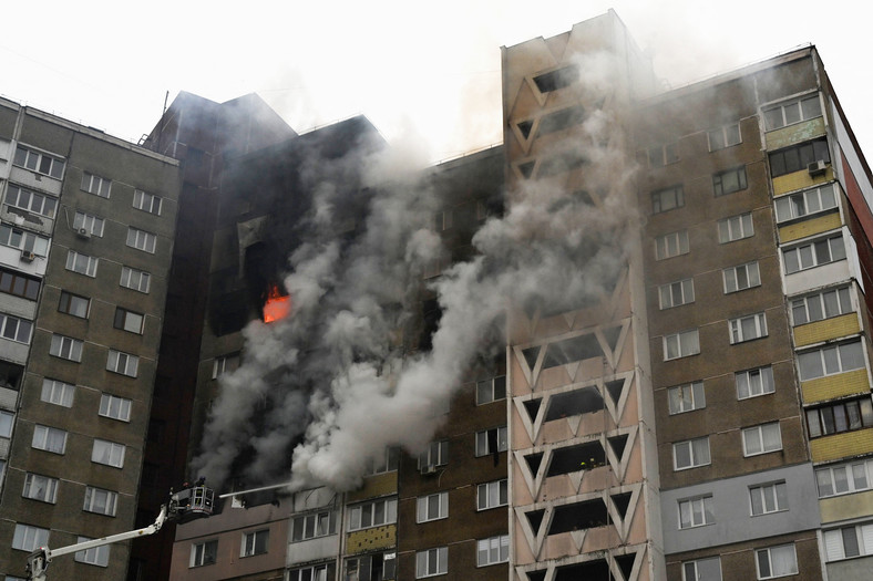 Pożar bloku w Kijowie po rosyjskim ataku, luty 2024 r.