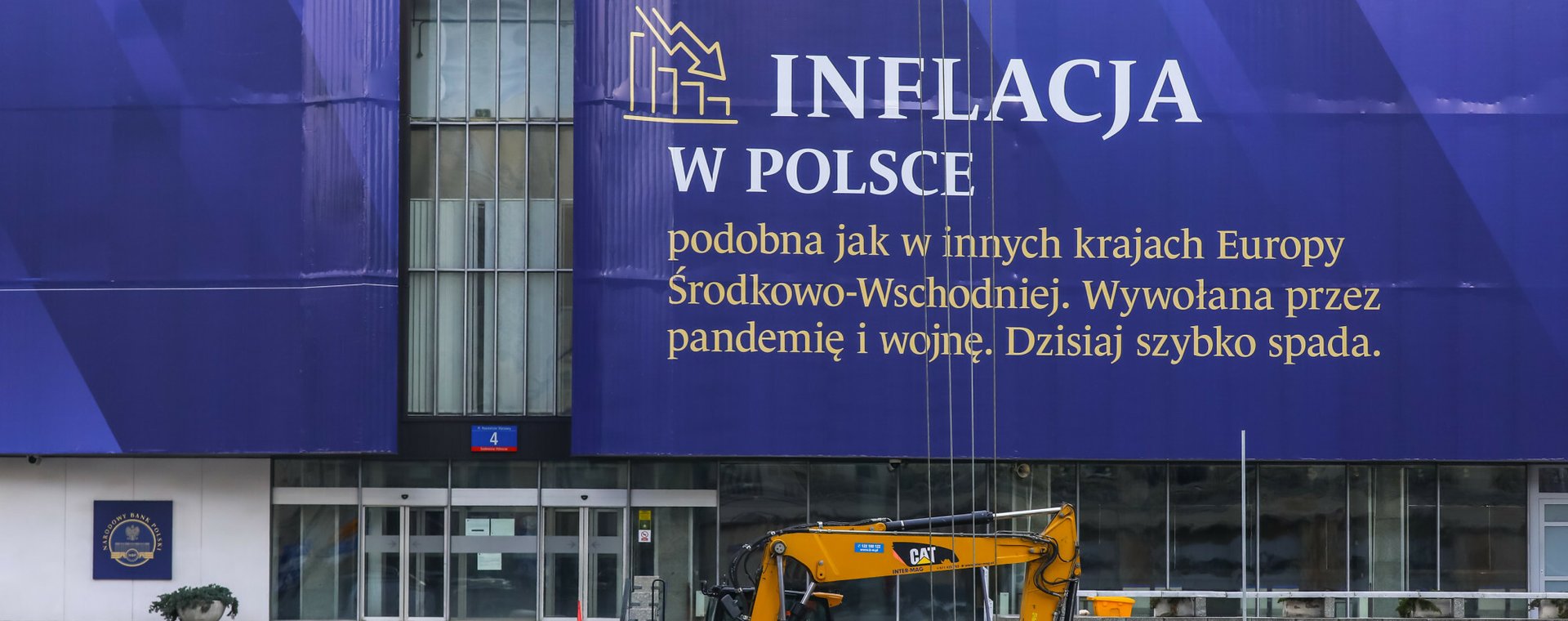 Baner informacyjny na budynku NBP w Warszawie