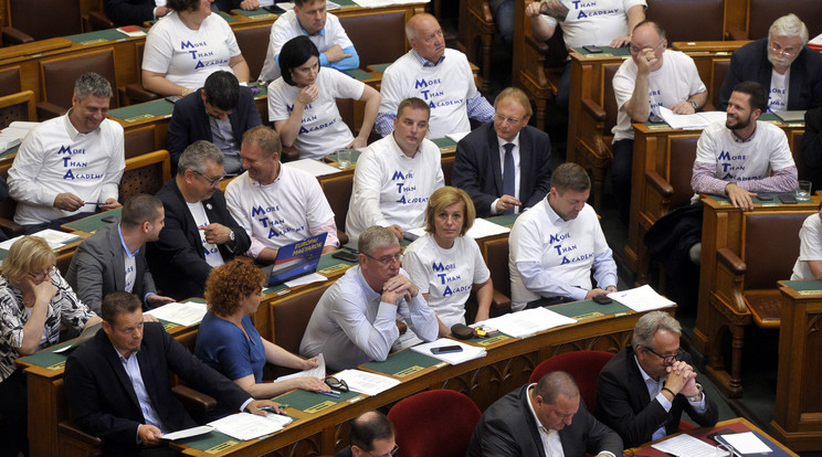 Ellenzéki képviselők „MORE THAN ACADEMY” feliratú pólóban az országgyűlés plenáris ülésén / Fotó: MTI/Kovács Attila