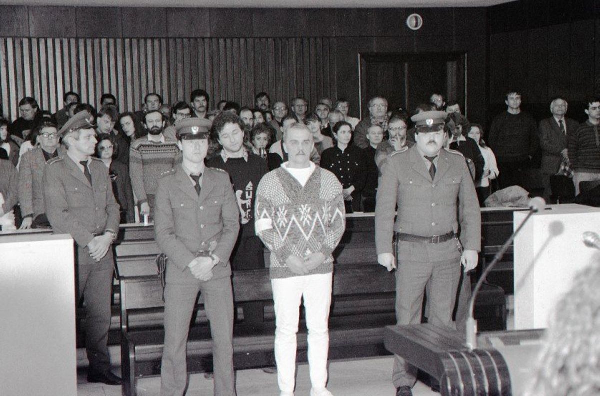 Na archívnej snímke zo 17. januára 1992 obžalovaní Ján Molnár (uprostred v popredí) a Ľubor Masár (uprostred v pozadí) stoja pri čítaní rozsudku.