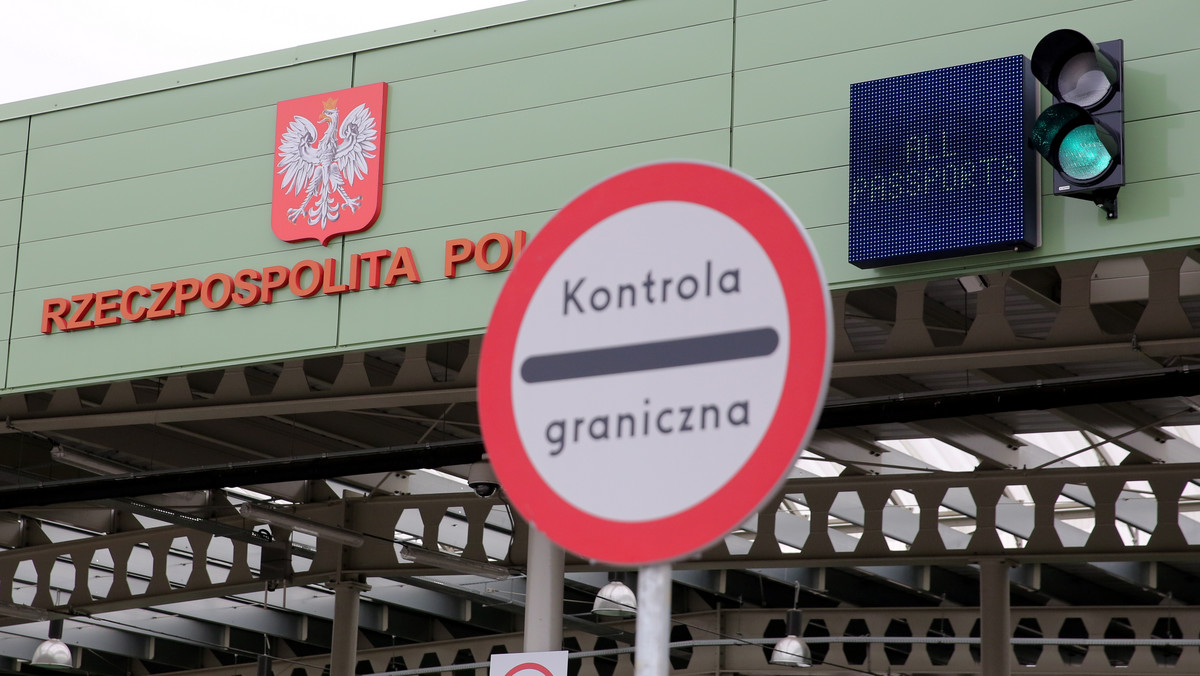 Na granicy Polski z obwodem kaliningradzkim Rosja stawia zasieki, płot i drut kolczasty. Jak podaje Radio Zet, płot zaczęto budować ponad miesiąc temu, kiedy wprowadzono zawieszenie małego ruchu granicznego.