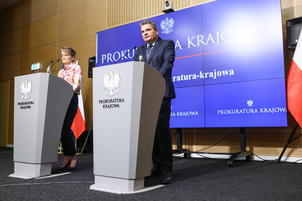 Prokurator krajowy Dariusz Korneluk (P) oraz stołeczna prokurator regionalna Małgorzata Adamajtys (L)