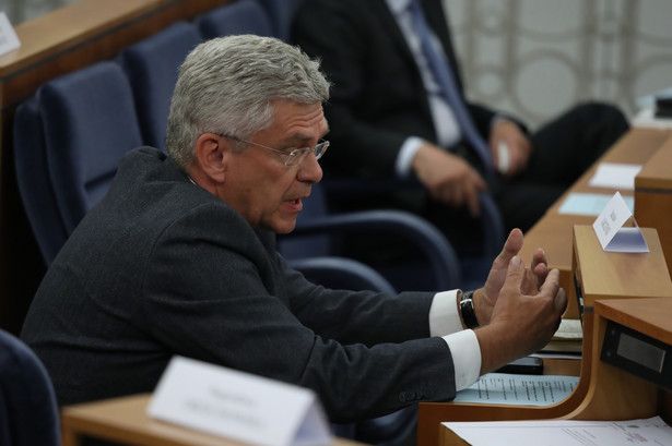 Warszawa, 01.07.2020. Senator PiS Stanisław Karczewski na sali obrad w pierwszym dniu posiedzenia Senatu, 1 bm. Wyższa izba parlamentu rozpoczyna dwudniowe posiedzenie. Zajmie się m.in. uchwaloną z inicjatywy prezydenta Andrzeja Dudy ustawą o Polskim Bonie Turystycznym. (amb) PAP/Tomasz Gzell