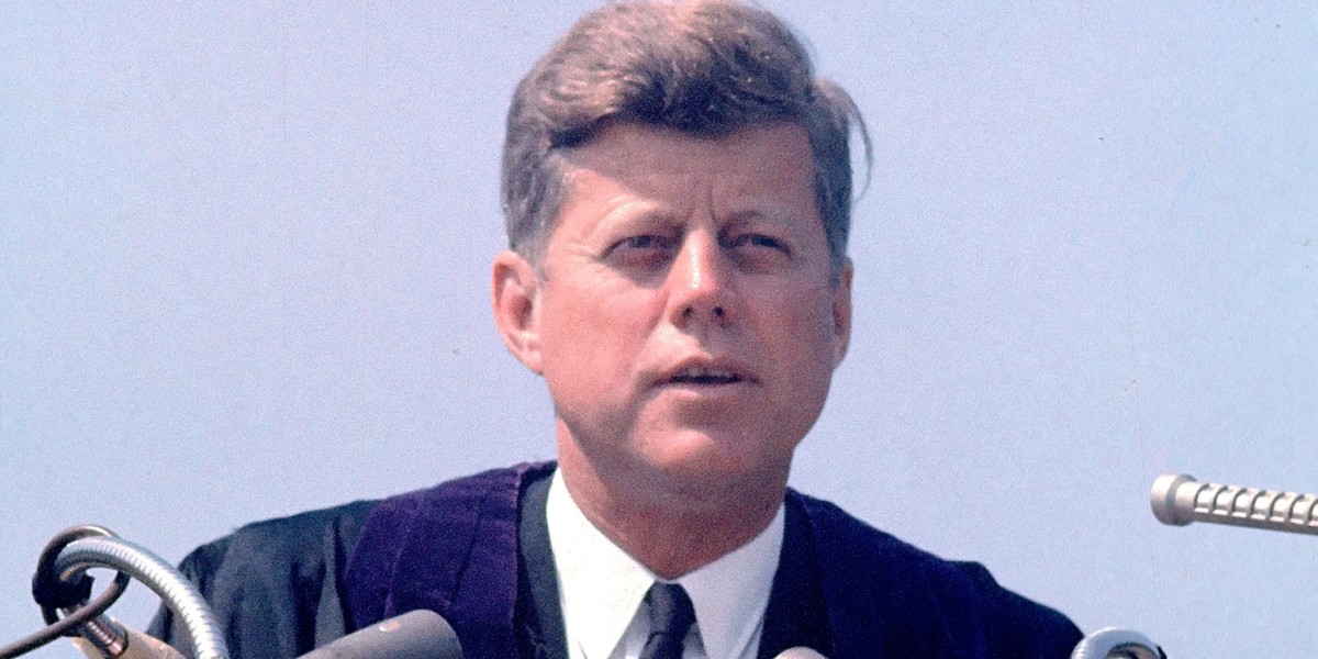 Prezydent John F. Kennedy (+46 l.) zginął z rąk zamachowcca 22 listopada 1963 r. w Dallas