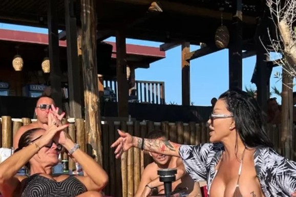 VANJA ŽIVIĆ ĆE POBESNETI! Milena Kačavenda i Žana Omnia zajedno na odmoru - skinule se na pesku u kupaće, evo kako izgledaju (FOTO)