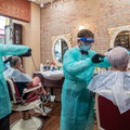 Włoscy fryzjerzy i sklepikarze pobierają "opłatę COVID"