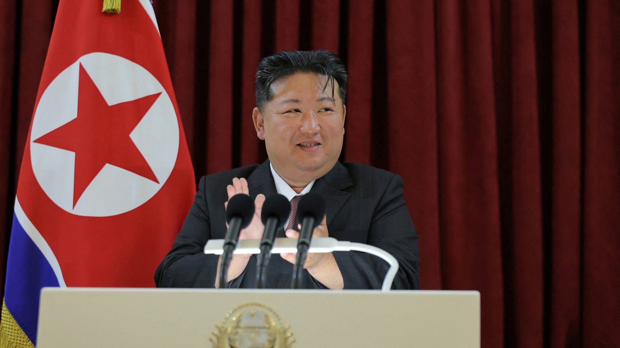 Severokórejský líder Kim Čong Un sa zúčastnil osláv konca druhej svetovej vojny na ruskej ambasáde v Pchjongjangu.