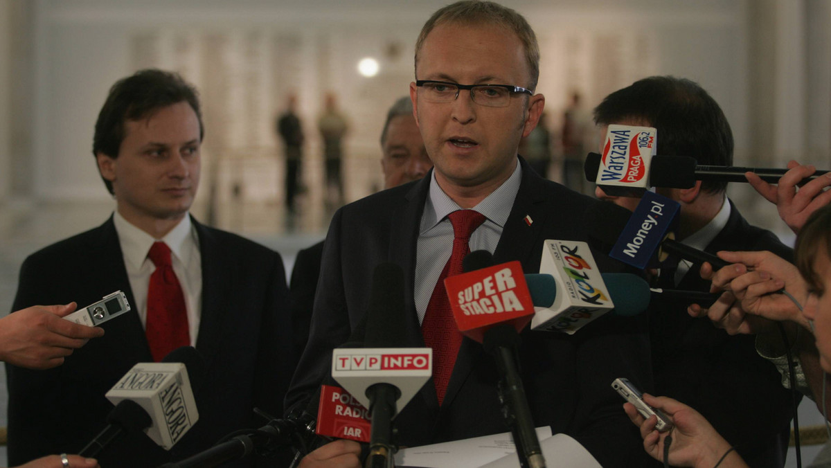 Wojciech Wierzejski, były poseł Ligi Polskiej Rodzin, znany z budzących kontrowersje poglądów, chce pomóc w kampanii wyborczej Michała Kamińskiego. "Wszystkich zainteresowanych zaangażowaniem się w tę kampanię, w takiej czy innej formie, proszę o kontakt" - napisał na Facebooku. Kamiński to były polityk PiS, który teraz związał się z Platformą Obywatelską.