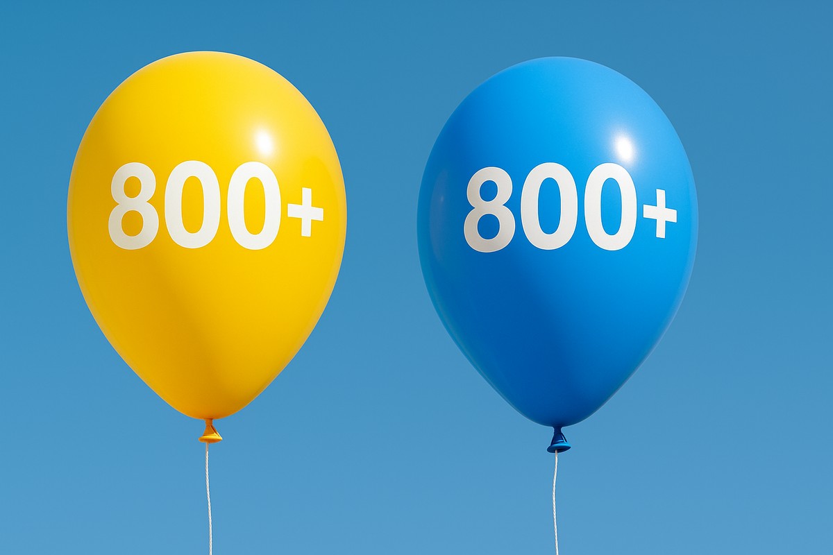 Dwa balony z napisami 800 plus w kolorach żółtym i niebieskim, nawiązujące do flagi Ukrainy