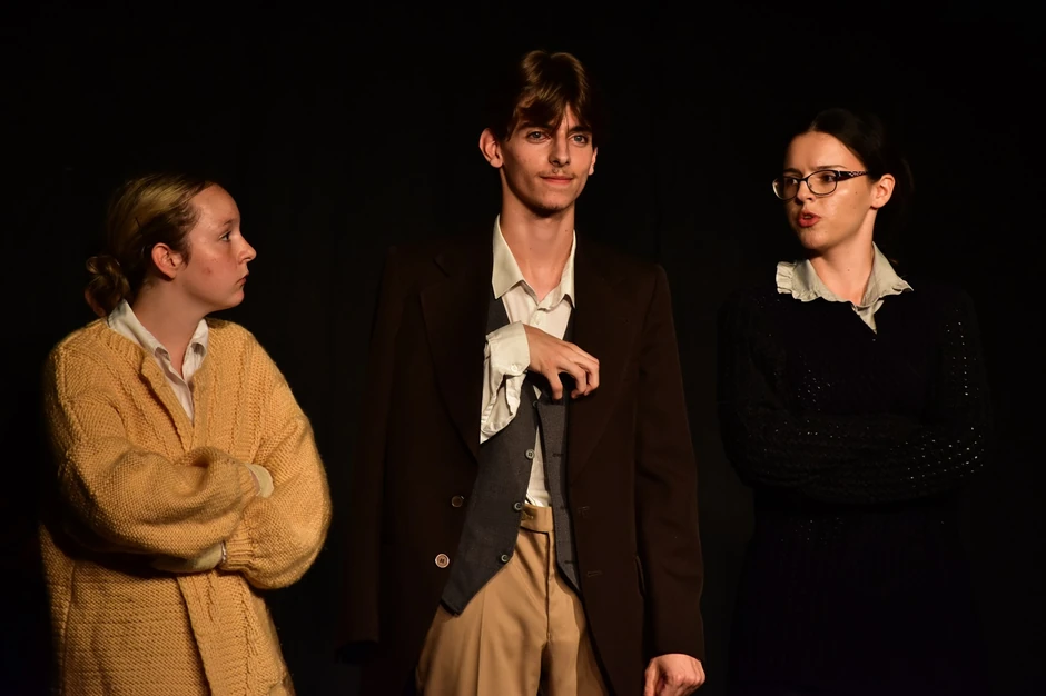 Mladi glumci iz predstave "Sakati Bili sa Inišmana"