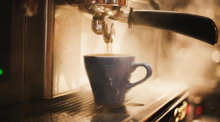 Ilyen könnyű megtisztítani a kávégépet. Fotó: Getty Images