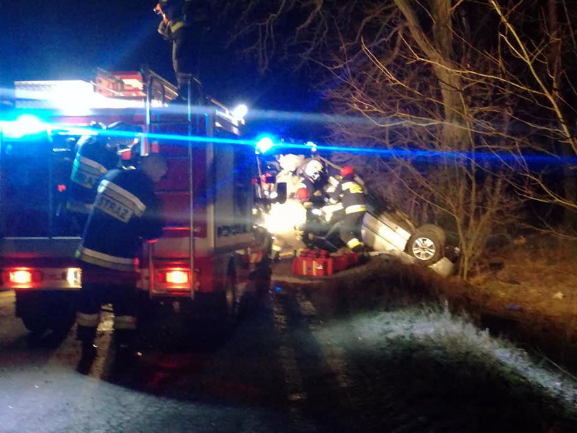 Wypadek pod Rakoniewicami. Auto uderzyło w drzewo. Nie żyją 2 osoby