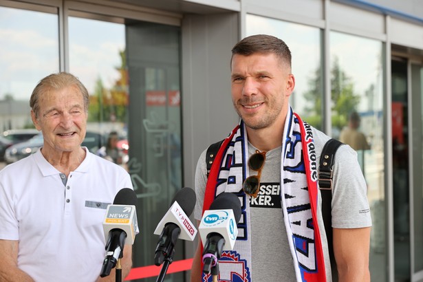 Były piłkarz Górnika Zabrze Stanisław Oślizło i Łukasz Podolski na lotnisku Katowice-Pyrzowice