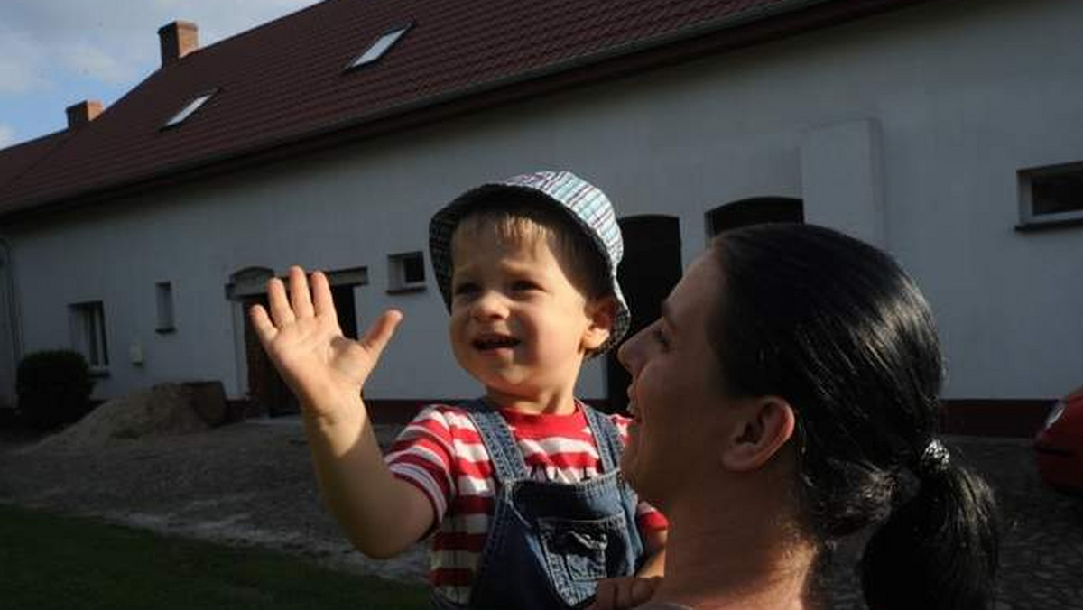 Mieszkający z rodzicami chłopczyk spod Namysłowa został najbardziej zadłużonym dzieckiem w Polsce. Zawdzięcza to decyzji sądu w Kluczborku. Sprawę opisuje "Nowa Trybuna Opolska".