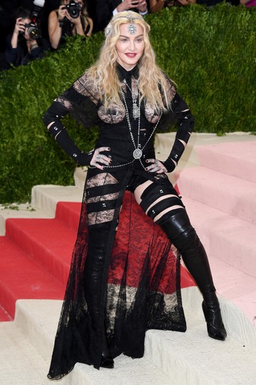 Met gála: A 2016-os nagy év volt, Madonna például kitette a fenekét ebben a Givenchy ruhában