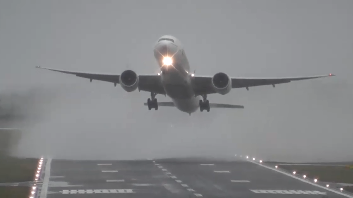 Meghökkentő felvétel: az orkánerejű szél miatt alig bírt felszállni egy  repülőgép - Blikk