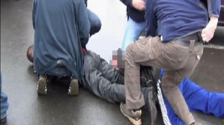 Így bilincselték meg az elvetemült rablógyilkost a rendőrök / Fotó: police.hu
