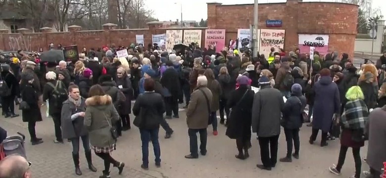 "Ściana furii" przed siedzibą PiS na Nowogrodzkiej. W Warszawie trwają protesty kobiet