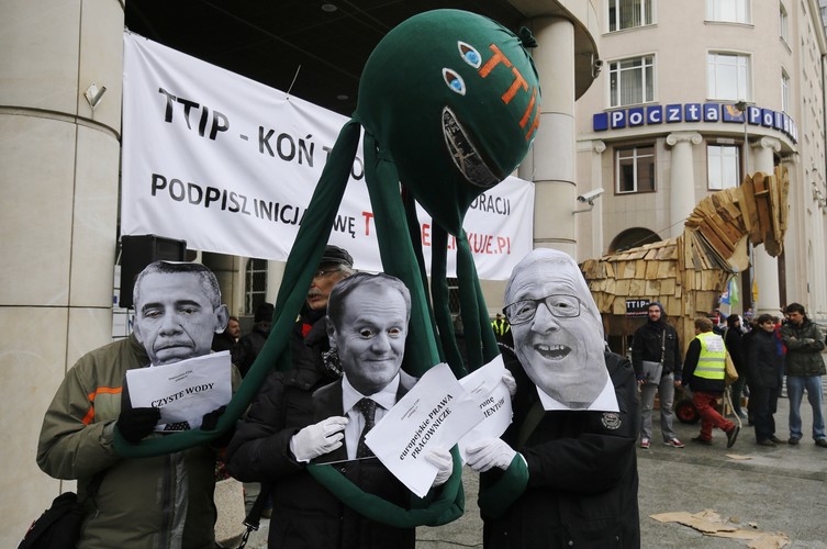 Także w Polsce, m. in. w Warszawie zorganizowano demonstrację przed gmachem Przedstawicielstwa Komisji Europejskiej.Protestowało tu ok. 300 osób.